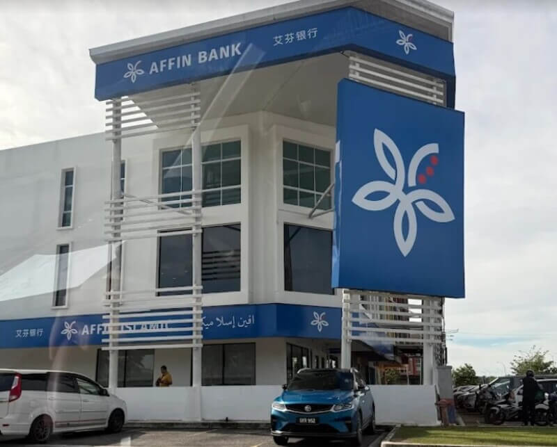Pandangan luar cawangan bangunan AFFIN Bank Kepala Batas dengan papan tanda logo biru dan kawasan tempat letak kereta.