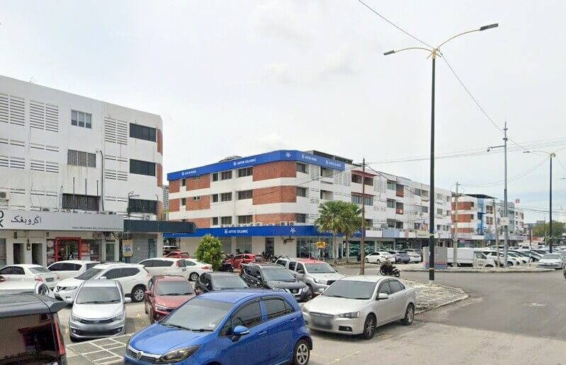 AFFIN Bank Butterworth dan bangunan pejabat cawangan Affin Islamic Butterworth dengan papan tanda biru dan kawasan parkir, Pulau Pinang, Malaysia