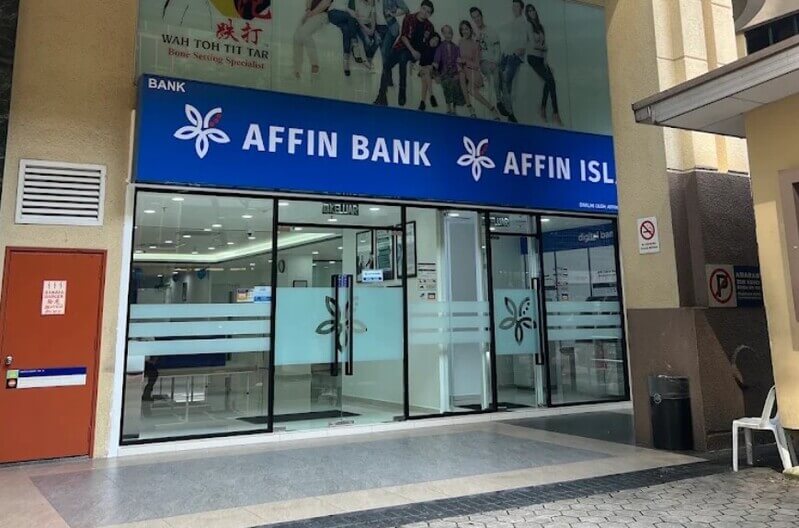 Pintu masuk cawangan Affin Bank Mid Valley dengan pintu kaca dan papan tanda biru rasmi.