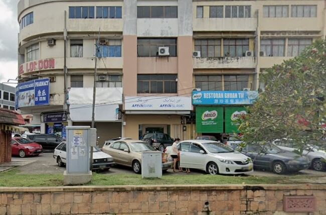 Sebuah bangunan komersial bertingkat di Mentakab yang menampilkan perniagaan aras jalan termasuk Affin Bank, Restoran Ghuan Tw dan Multicare Pharmacy, dengan beberapa kereta diletakkan di hadapan