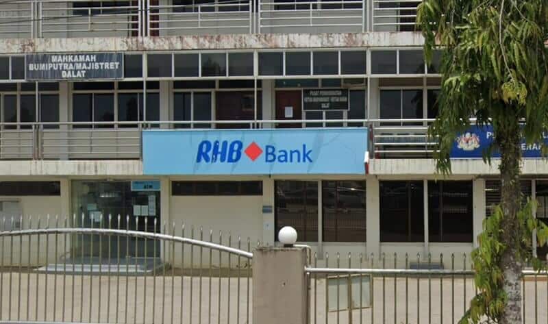 Tampilan eksterior cabang Bank RHB di Dalat, terletak di lantai dasar gedung bertingkat. Di atas bank, terlihat papan nama Mahkamah Bumiputera/Majistret Dalat
