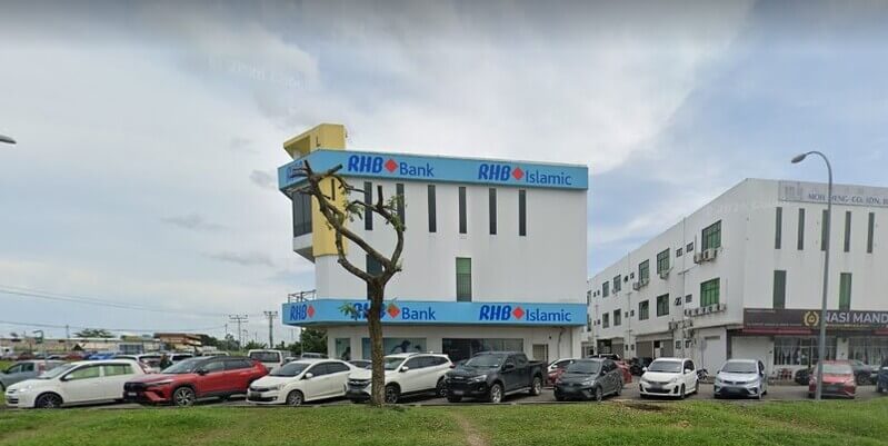 Bangunan cawangan RHB Bank Inanam dan RHB Islamic bertingkat di tepi jalan dengan kereta diletakkan di hadapannya