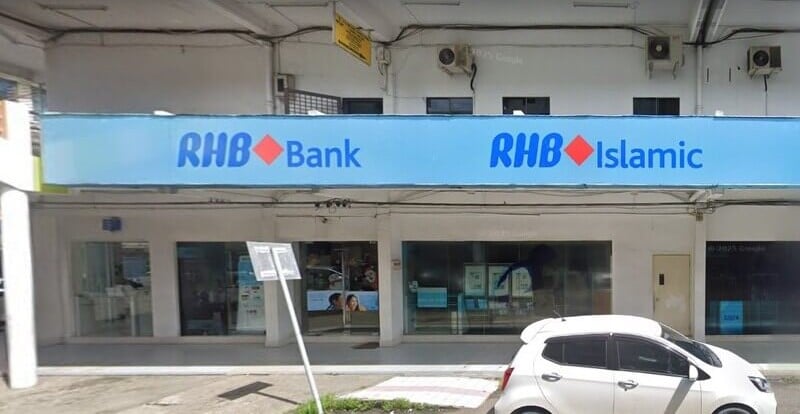 Bahagian luar kedai RHB Bank dan cawangan RHB Islamic di Lahad Datu, Sabah, menampilkan papan tanda biru dan tingkap kaca besar