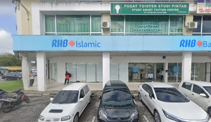Pandangan hadapan cawangan bank RHB Islamic di sebuah bangunan rumah kedai dengan beberapa buah kereta diletakkan di petak tempat letak kereta di hadapan premis.