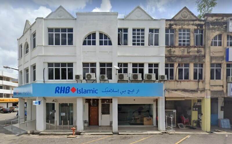 Pandangan luar cawangan RHB Bank Islamic tiga tingkat di Mentakab, menampilkan bahagian hadapan putih dan papan tanda biru