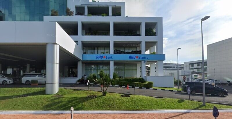 Pemandangan luar bangunan cawangan RHB Bank Wisma Mahmud dan RHB Islamic berarsitektur moden berwarna putih