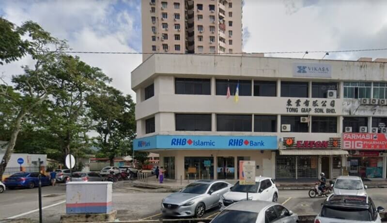Pemandangan luar bangunan kedai yang menempatkan cawangan RHB Bank Jelutong dan RHB Islamic di tingkat bawah, berhampiran deretan kedai lain dan bangunan pangsapuri tinggi