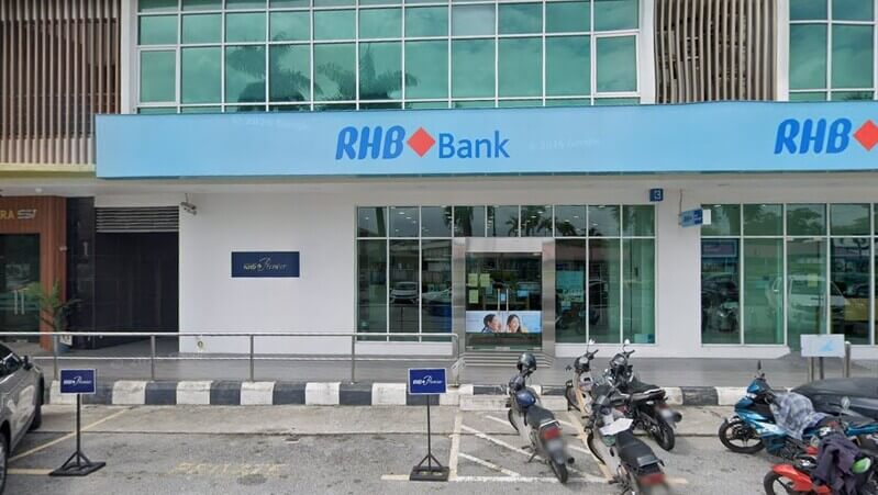 Pandangan hadapan cawangan RHB Bank SOHO Ipoh dengan papan tanda biru muda, pintu masuk kaca, dan beberapa buah motosikal yang diparkir di hadapan bangunan