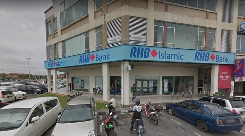 Pemandangan luar cawangan RHB Bank dan RHB Islamic di sebuah bangunan rumah kedai komersial dengan kawasan tempat letak kereta di hadapannya