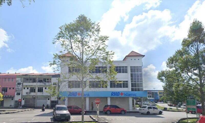 Bangunan cawangan RHB Bank Sungai Merah tiga tingkat dengan papan tanda RHB Bank dan RHB Islamic di tepi jalan raya pada hari cerah.