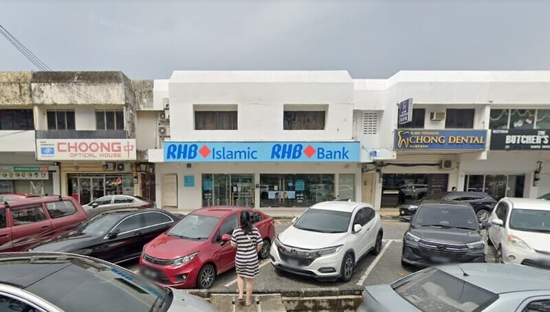Pandangan hadapan cawangan RHB Bank Ipoh Garden dan RHB Islamic dua tingkat dengan kedai bersebelahan serta deretan kereta di petak letak kereta
