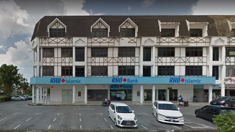 Pandangan hadapan bangunan cawangan RHB Bank dan RHB Islamic berketinggian beberapa tingkat dengan reka bentuk seni bina gaya Tudor.