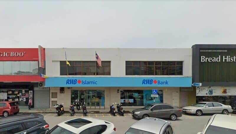 Bahagian luar cawangan RHB Bank dan RHB Islamic di Jalan Raja Uda, yang terletak di antara kedai Gicboo dan Bread History