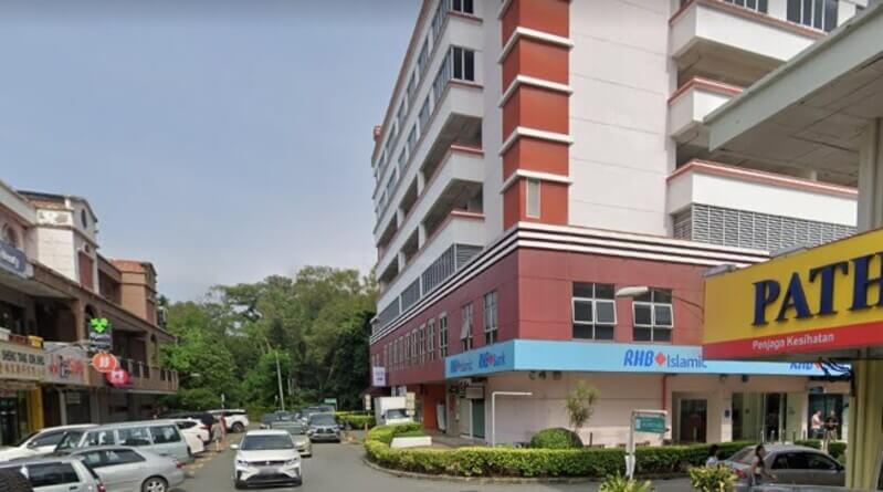 Pemandangan luar cawangan RHB Bank Lintas Station Complex dan RHB Islamic di tingkat bawah bangunan komersial berbilang tingkat