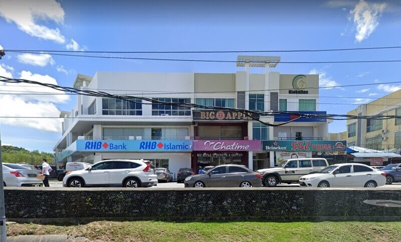 Pemandangan hadapan bangunan komersial yang menempatkan RHB Bank Prima Square, RHB Islamic, Chatime, dan perniagaan lain bersama deretan kereta diparkir di hadapannya