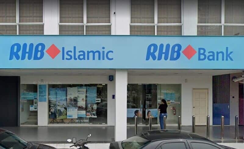 Bahagian luar cawangan RHB Bank di Bayan Point, memaparkan papan tanda biru muda yang besar dengan logo "RHB Islamic" dan "RHB Bank" di atas pintu masuk kaca