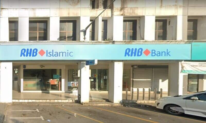 Pandangan luar cawangan RHB Bank Boulevard dan RHB Islamic yang terletak di bangunan komersial bertingkat putih dengan papan tanda biru muda