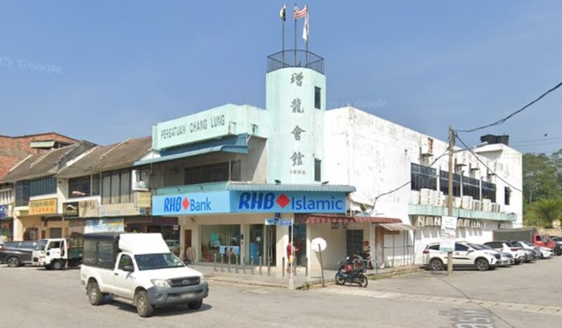 Pemandangan luar cawangan RHB Bank Gopeng dan RHB Islamic yang terletak di bawah Bangunan Persatuan Chang Lung
