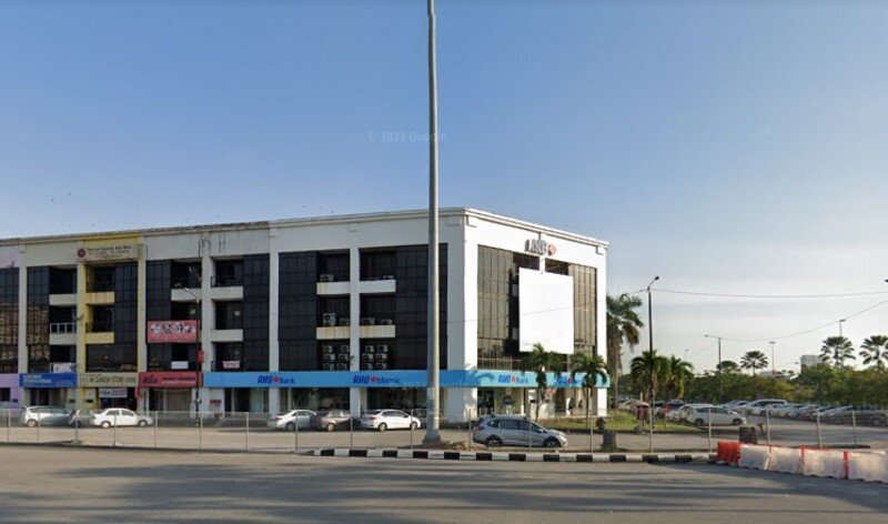Pemandangan luar bangunan kedai tiga tingkat yang menempatkan cawangan RHB Bank dan RHB Islamic di Jalan Chain Ferry, Butterworth
