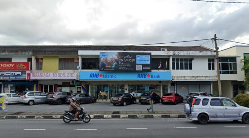 Pemandangan luar cawangan RHB Bank Kangar dan RHB Islamic di deretan kedai dua tingkat, dengan beberapa buah kereta diletakkan di hadapannya