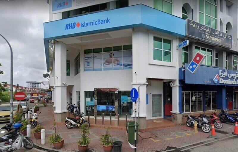Pemandangan luar cawangan RHB Islamic Bank di Kubang Kerian, terletak di sudut jalan bersebelahan dengan Domino's Pizza
