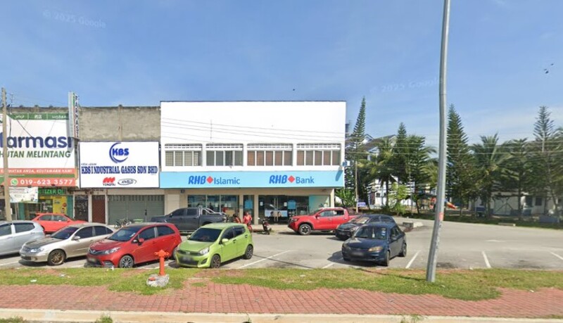 Pandangan hadapan premis RHB Bank Simpang Empat dan RHB Islamic di deretan kedai bersama tempat letak kereta di hadapannya