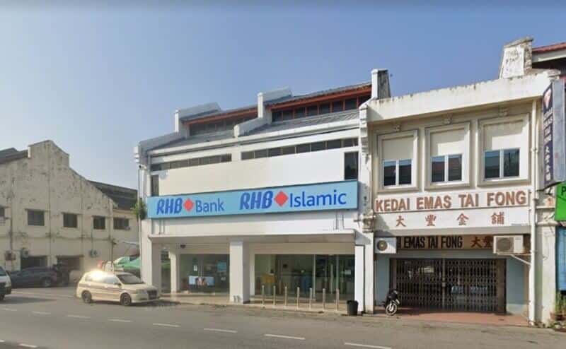 Pemandangan luar Bank RHB dan cawangan RHB Islamic di Sungai Siput, yang terletak di bangunan dua tingkat berwarna putih bersebelahan Kedai Emas Tai Fong