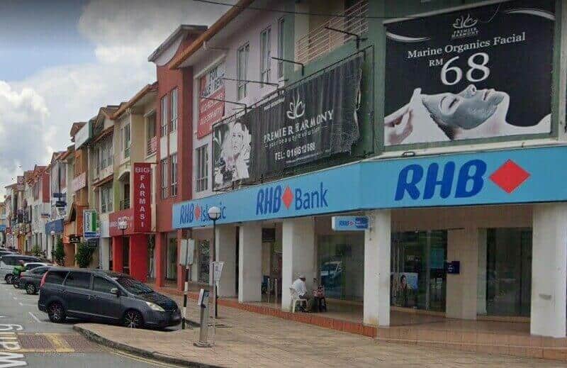 Pandangan luar Bank RHB dan cawangan RHB Islamic yang terletak di deretan lot kedai komersial di Taipan Senawang