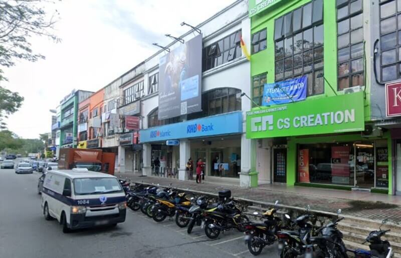 Deretan bangunan kedai menempatkan cawangan RHB Bank Bandar Baru Nilai dan kedai CS Creation di Bandar Baru Nilai, dengan deretan motosikal diparkir di hadapannya