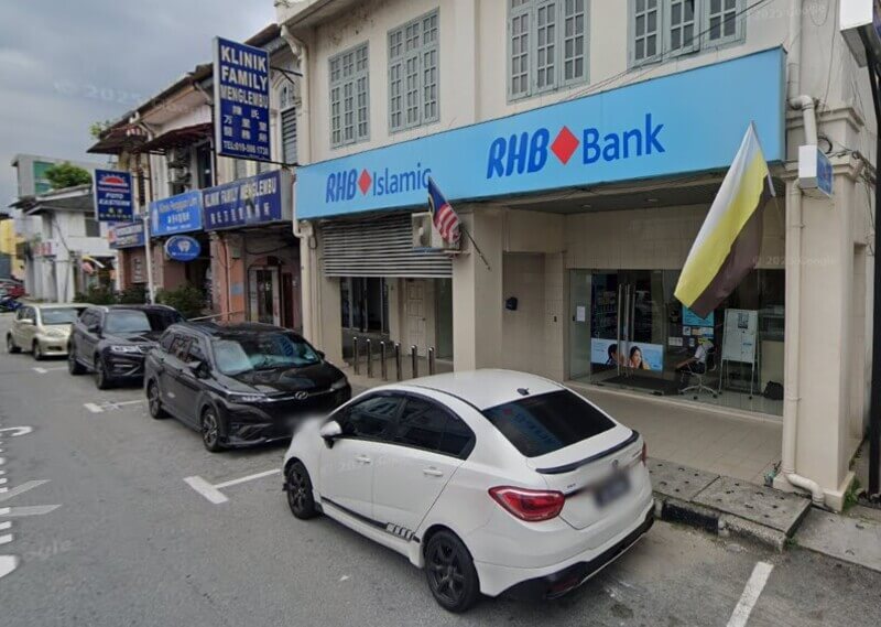 Pandangan luar cawangan RHB Bank Menglembu dan RHB Islamic di sebuah deretan rumah kedai, dengan kereta diparkir di hadapannya
