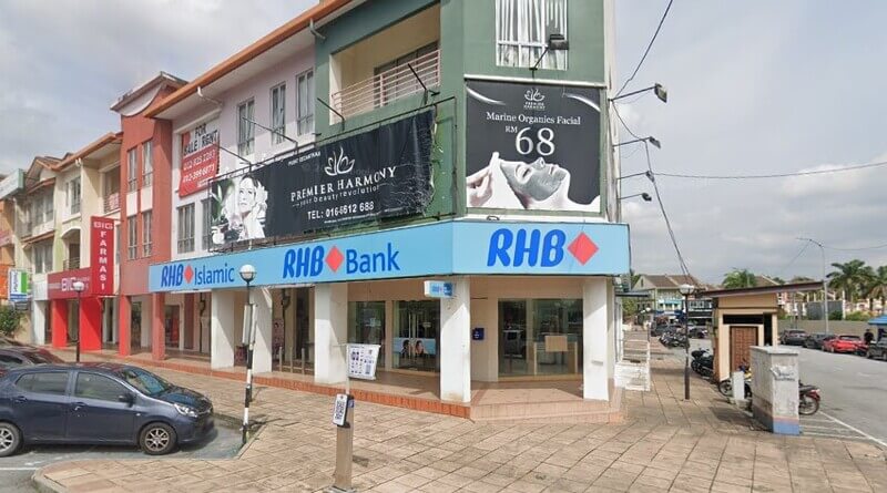 Pandangan luar Bank RHB Taipan Senawang dan cawangan RHB Islamic yang terletak di deretan lot kedai komersial di Taipan Senawang