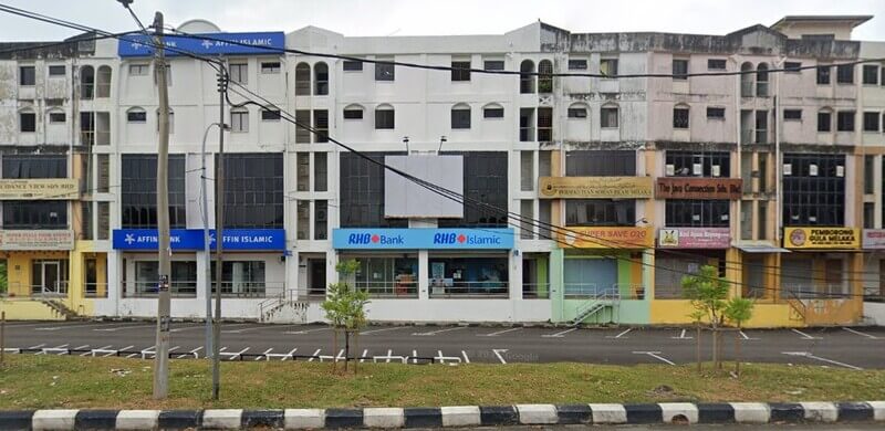 Deretan bangunan kedai tiga tingkat yang menempatkan cawangan RHB Bank Bukit Baru, RHB Islamic, dan Affin Islamic di Bukit Baru.