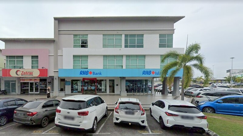 Pandangan hadapan cawangan RHB Bank 1 Lagendadan RHB Islamic di sebuah premis perniagaan tiga tingkat dengan deretan kereta yang diletakkan di tempat letak kereta