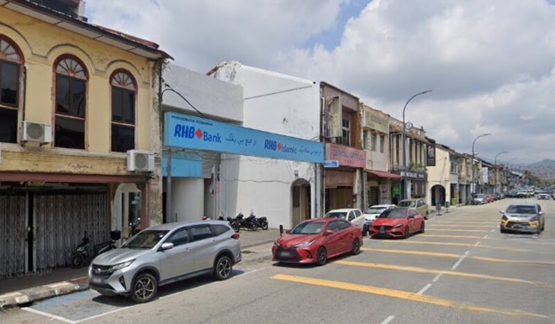 Pemandangan luar cawangan RHB Bank Bentong dengan beberapa buah kereta di hadapannya