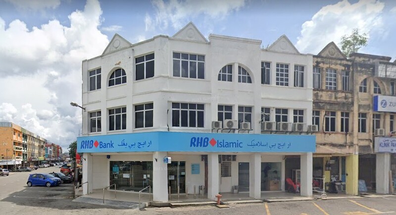 Bangunan kedai tiga tingkat berwarna putih yang menempatkan cawangan RHB Islamic dan RHB Bank di Mentakab, dengan papan tanda berwarna biru terang di tingkat bawah