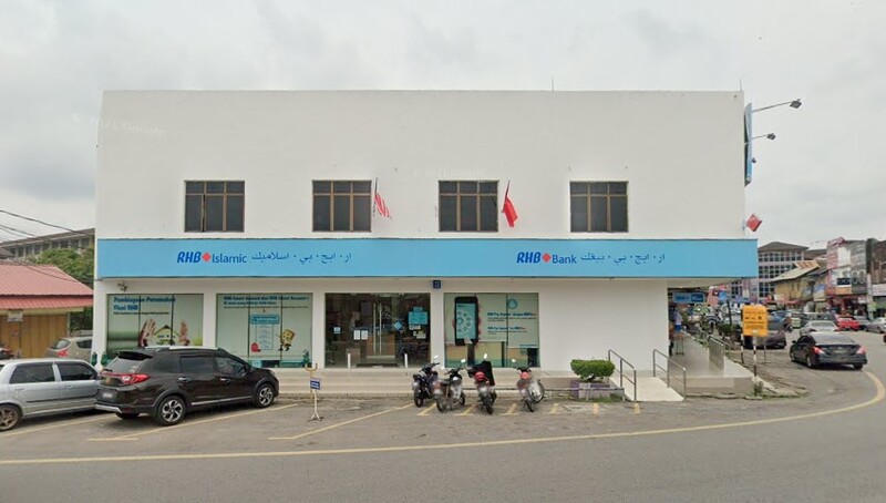 Bangunan cawangan RHB Bank Pair Mas dan RHB Islamic dua tingkat berwarna putih dengan papan tanda biru di hadapan jalan raya