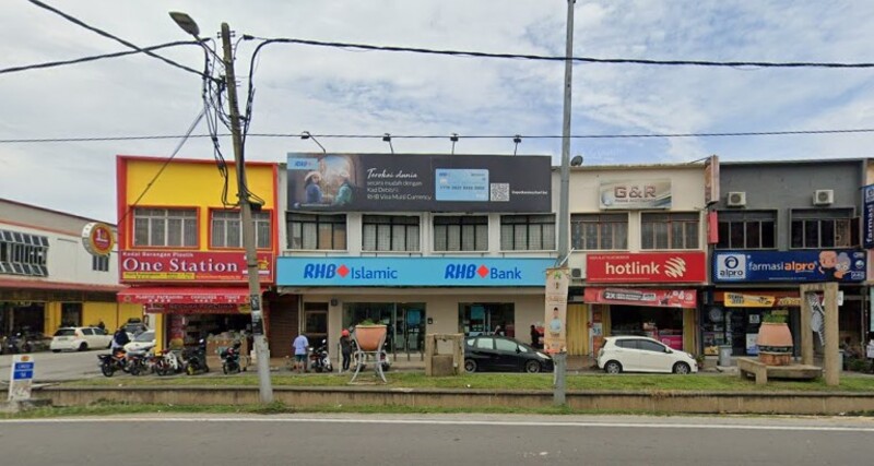 Deretan rumah kedai dua tingkat yang menampilkan cawangan RHB Bank Rantau dan RHB Islamic di bahagian tengah, diapit oleh kedai One Station, Hotlink, dan Farmasi Alpro