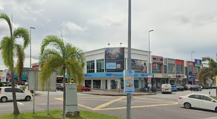 Pandangan luar cawangan RHB Bank Seremban 2 dan RHB Islamic di sudut bangunan kedai komersial dua tingkat