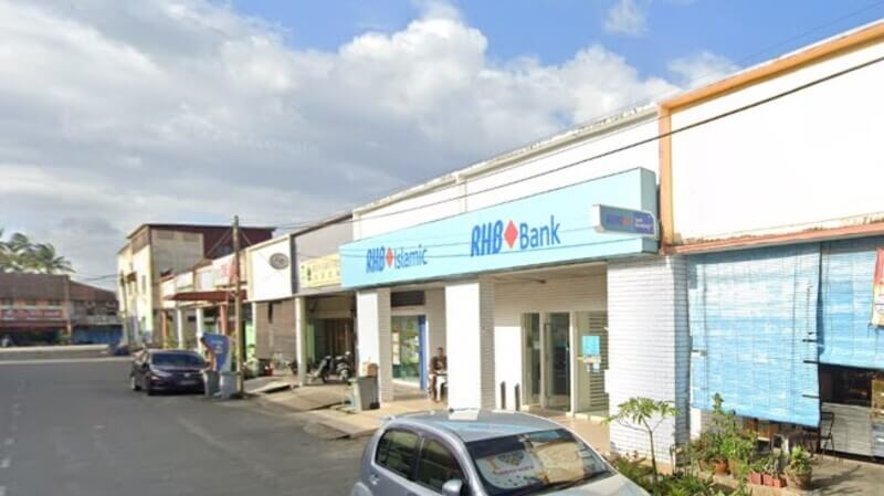 Pandangan hadapan cawangan RHB Bank Bekok dan RHB Islamic di deretan bangunan kedai tepi jalan