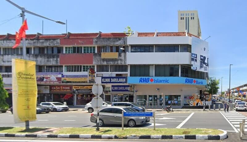 Pemandangan aras jalan sebuah bank RHB Bank dan cawangan RHB Islam &ic bertingkat berwarna putih yang terletak di sudut jalan di Jalan Tunku Ibrahim, memaparkan iklan luar yang besar di bahagian hadapan dan papan tanda "STARWALK" di pintu masuk