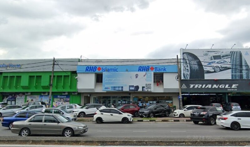 Pandangan hadapan bangunan RHB Bank Mergong dan RHB Islamic di deretan rumah kedai dengan pelbagai kenderaan diletakkan di hadapannya