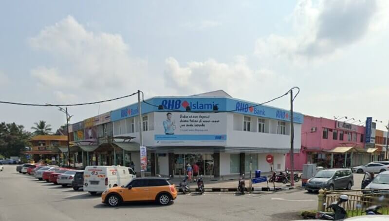 Bangunan dua tingkat RHB Bank Pulau Langkawi dan RHB Islamic di tepi jalan dengan deretan kenderaan yang diletakkan di hadapannya