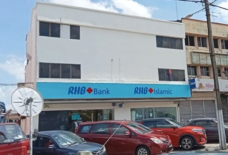 Pemandangan hadapan cawangan RHB Bank di Simpang Renggam dan RHB Islamic di sebuah bangunan kedai tiga tingkat dengan beberapa buah kereta diletakkan di hadapannya