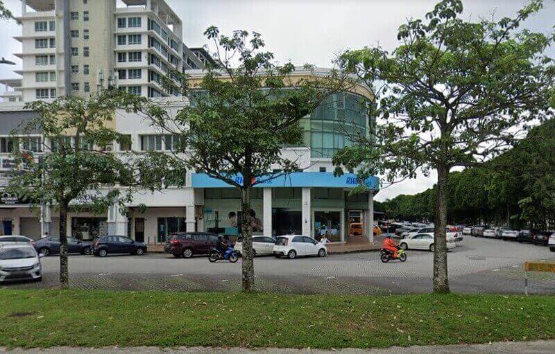 Pandangan luar cawangan RHB Bank Taman Mount Austin yang terletak di bangunan kedai komersial