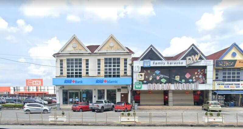 Pandangan luar bangunan cawangan RHB Bank di Taman Flora dan RHB Islamic dua tingkat bersebelahan dengan Dream World Family Karaoke