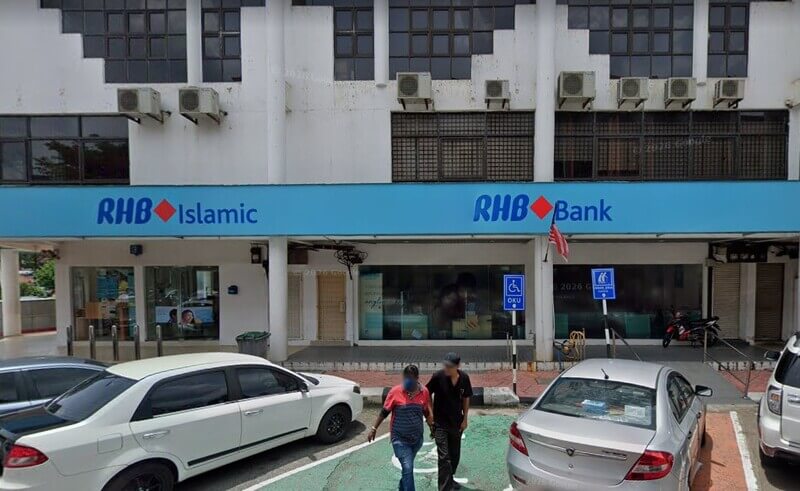 Pemandangan hadapan cawangan RHB Bank dan RHB Islamic di sebuah bangunan kedai dengan petak letak kereta OKU serta beberapa buah kereta diletakkan di hadapannya