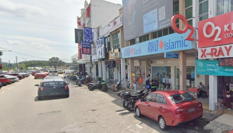 Pandangan luar deretan kedai komersial yang menempatkan cawangan RHB Bank Kulim dan RHB Islamic berserta tempat letak kereta di hadapannya