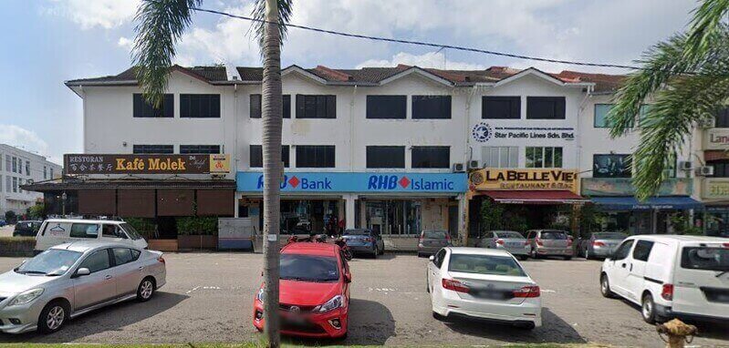Pemandangan aras jalan deretan rumah kedai komersial yang menampilkan cawangan RHB Bank dan RHB Islamic, diapit oleh Restoran Kafé Molek dan Restoran La Belle Vie, dengan beberapa kereta diletakkan di hadapan