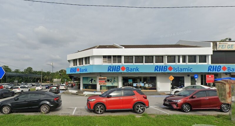 Bangunan cawangan RHB Bank Taman Ungku Tun Aminah dua tingkat dengan beberapa kereta diletakkan di hadapannya.