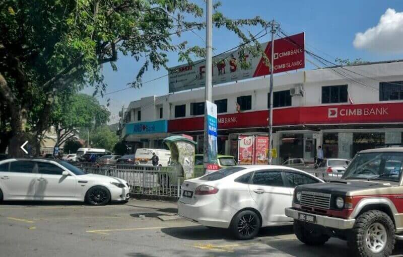 Pemandangan aras jalan sebuah bangunan komersial dua tingkat di Bandar Baru Sungai Buloh, menampilkan cawangan CIMB Bank yang terkenal dengan papan tanda merah dan cawangan RHB Bank dengan papan tanda biru di sebelahnya